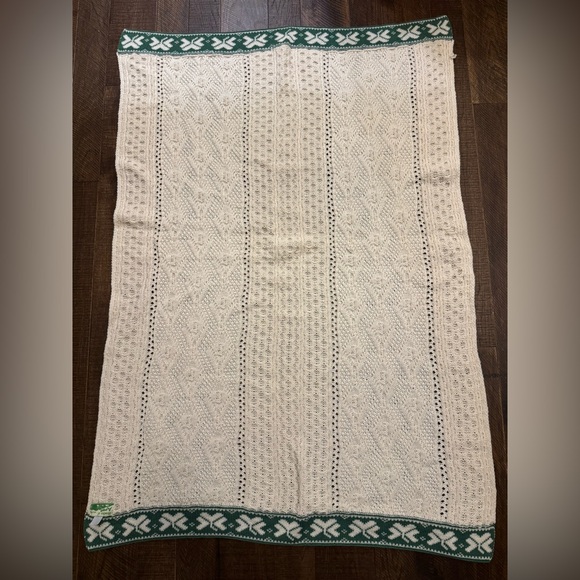 Shades of Aran Knit Merino Wool Christmas Blanket in Cream and Shamrock - Picture 6 of 7